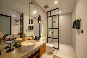Villa | Badezimmer | Dusche, Regendusche, kostenlose Toilettenartikel, Haartrockner