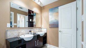 Casa, varias camas, patio, vistas al jardín (Bluebonnet Bliss) | Baño | Ducha y bañera combinadas, bañera profunda, toallas y papel higiénico