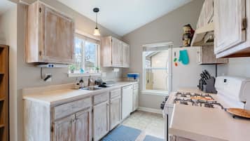 House, Multiple Beds, Patio, Garden View (Bluebonnet Bliss) | Private kitchen | Fridge, microwave, oven, stovetop
