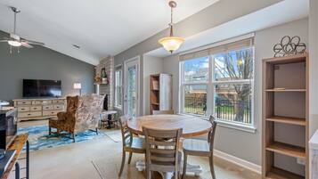 Talo, useita sänkyjä, patio, näköala puutarhaan (Bluebonnet Bliss) | Ruokailu