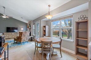 ハウス ベッド (複数台) パティオ ガーデンビュー (Bluebonnet Bliss) | レストラン