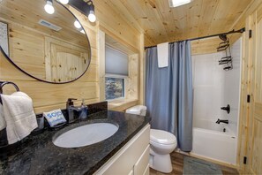 Cabana, várias camas, banheira de imersão, vista para a montanha (Green Creek Cabin) | Banheiro | Secador de cabelo, toalhas de banho