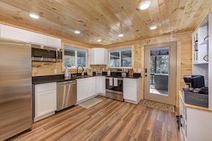 Cabana, várias camas, banheira de imersão, vista para a montanha (Green Creek Cabin) | Cozinha privada | Geladeira, micro-ondas, fogão, cooktop