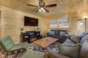 Cabana, várias camas, banheira de imersão, vista para a montanha (Green Creek Cabin) | Área de estar | TV de tela plana 42 polegadas com canais digitais, lareira