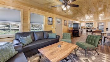 Kabin, Beberapa Tempat Tidur, hot tub, pemandangan gunung (Green Creek Cabin) | Area keluarga | Televisi layar datar 42-inci dengan saluran TV digital dan perapian