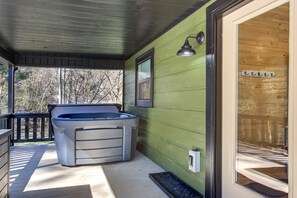 Outdoor spa tub - Nature Filled Escape in the Smokys! (Pigeon Forge)