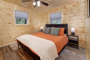 Cabana, várias camas, banheira de imersão, vista para a montanha (Green Creek Cabin) | 3 quartos, individualmente decorados, individualmente mobiliados