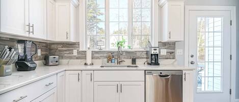 Hus, flere senger, adgang til basseng, hageutsikt (Maritime Meadows) | Eget kjøkken | Kjøleskap, mikrobølgeovn, ovn og kokeplater