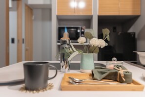 Réfrigérateur, four à micro-ondes, surface de cuisson