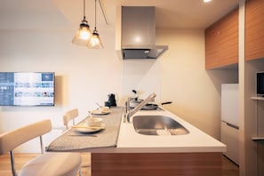 Habitació amb dos llits individuals superior, no fumadors | Cuina privada | Frigorífic, microones, placa de cuina i bullidora elèctrica