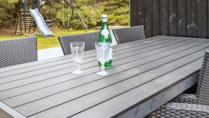 Una mesa de madera con dos vasos y una botella de agua.