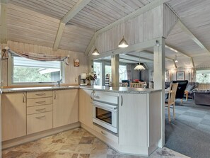 Kjøleskap, mikrobølgeovn, ovn og høy barnestol