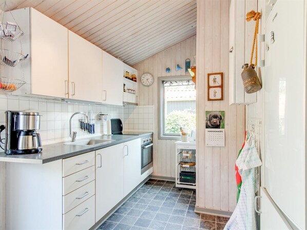 Fridge, cookware/dishes/utensils