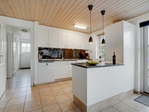 Kjøleskap, mikrobølgeovn, ovn og oppvaskmaskin