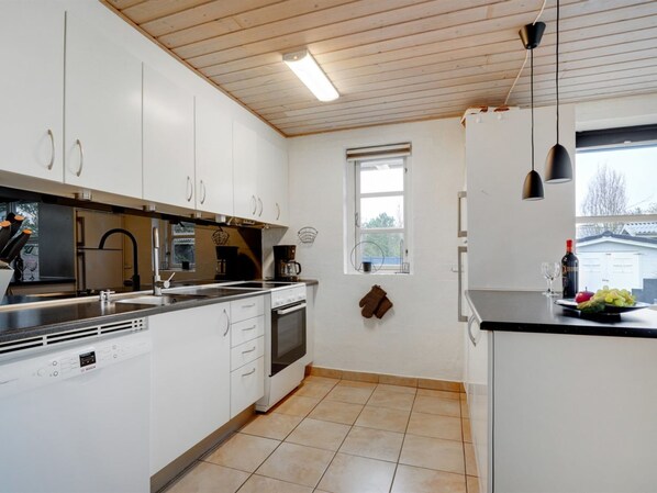 Kylskåp, mikrovågsugn, ugn och diskmaskin