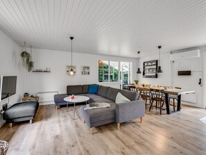 Una televisión, una chimenea