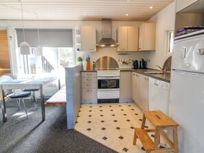 Kjøleskap, mikrobølgeovn, ovn og oppvaskmaskin