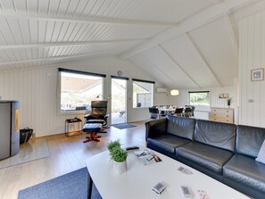 Tv, eldstad och dvd-spelare