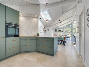 Fridge, microwave, dishwasher, cookware/dishes/utensils