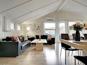 Fernseher, Kamin, DVD-Player