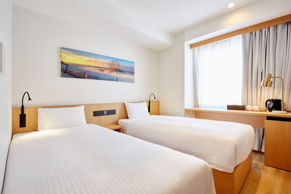 Ropa de cama hipoalergénica, cortinas opacas, wifi gratis y ropa de cama