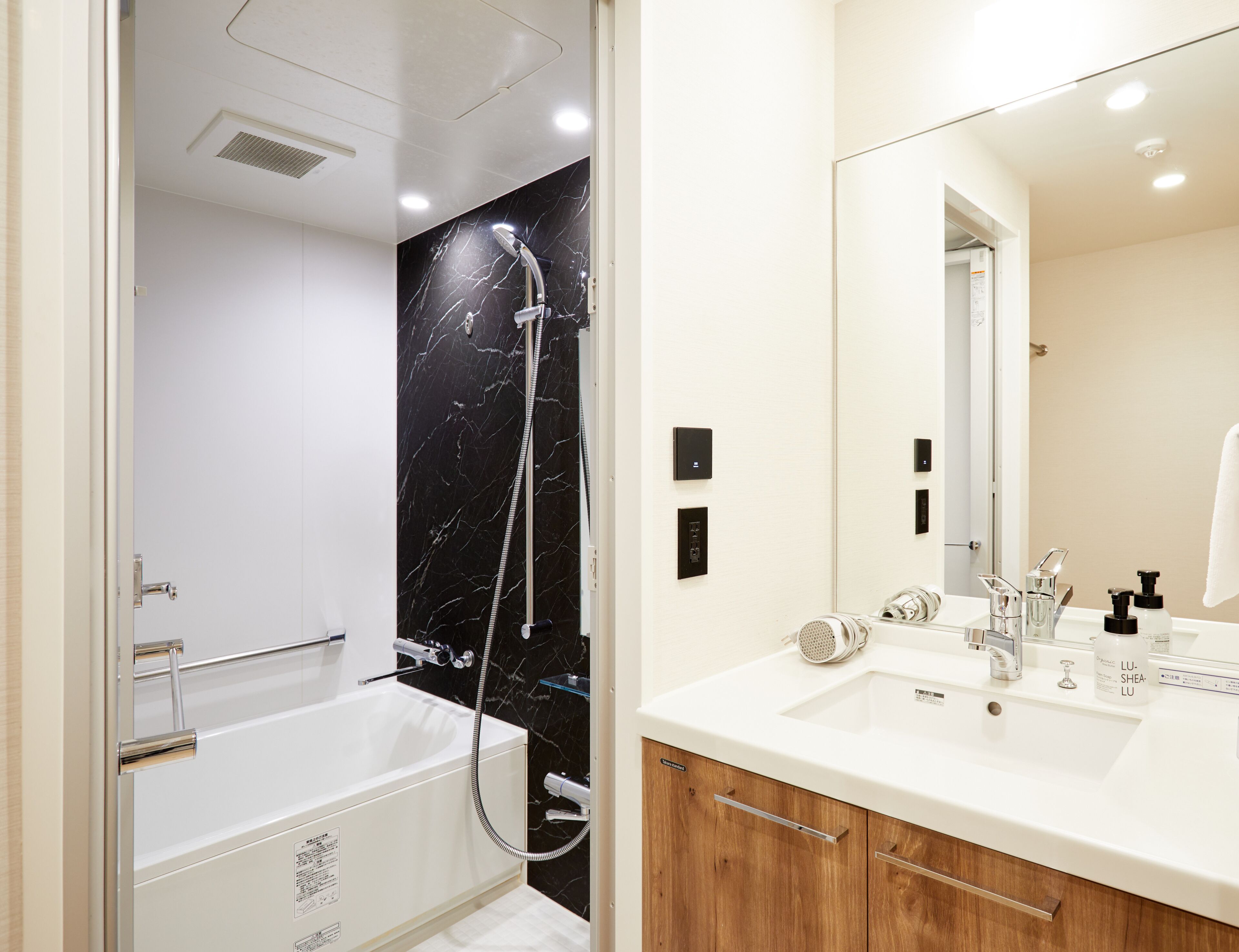 Family Room, Non Smoking | Bathroom | Combined shower/tub, hair dryer, slippers, towels
