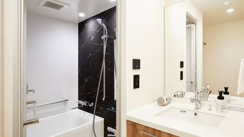 Family Room, Non Smoking | Bathroom | Combined shower/tub, hair dryer, slippers, towels