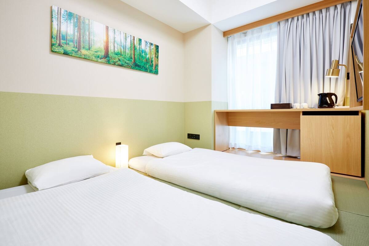 Ropa de cama hipoalergénica, cortinas opacas, wifi gratis y ropa de cama