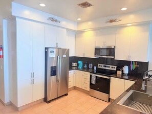 Geladeira, micro-ondas, fogão, cooktop