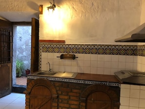 Réfrigérateur, micro-ondes, plaque de cuisson, cafetière/bouilloire