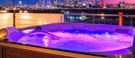 Outdoor spa tub