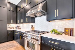 Fridge, microwave, oven, stovetop - New Year's Eve Live rooftop decks, hot tub, movie lounge near Broadway (Nashville)