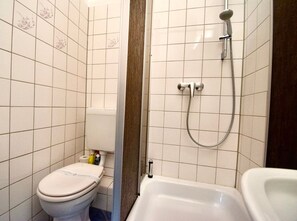 Un baño con inodoro, ducha y bañera.