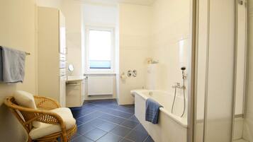 Dusche, Haartrockner, Handtücher