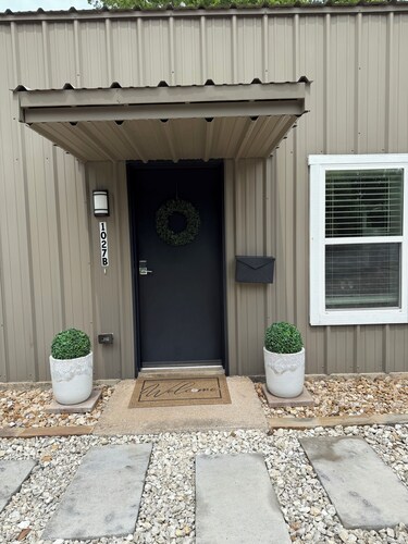 Historic downtown Georgetown. 8 blocks to the square and 1 to the University.