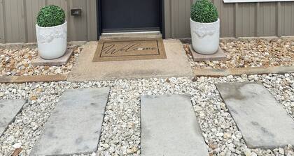 Historic downtown Georgetown. 8 blocks to the square and 1 to the University.