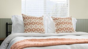 1 bedroom, iron/ironing board, travel crib, WiFi - The General Grant Cabin Near Sequoia w Pool (Three Rivers)