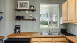 Fridge, microwave, oven, stovetop - The General Grant Cabin Near Sequoia w Pool (Three Rivers)