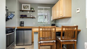 Fridge, microwave, oven, stovetop - The General Grant Cabin Near Sequoia w Pool (Three Rivers)