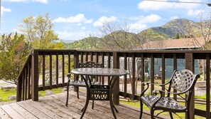 Outdoor dining - The General Grant Cabin Near Sequoia w Pool (Three Rivers)