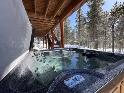 Lovely 3BR Near Town w/ Hot Tub, Stunning Views!