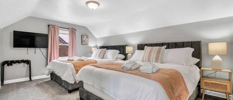 3 habitaciones, escritorio y tabla de planchar con plancha