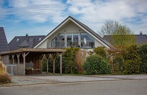 Unclassified image, 3 of 32, button