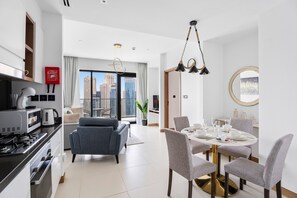 Refrigerador, microondas, horno, cafetera/tetera