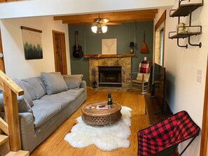 Tv, eldstad och kontor