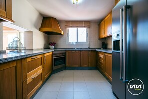 Fridge, microwave, oven, stovetop - Casa Duque | Apartment in Alhaurin de la Torre (Alhaurin de la Torre)
