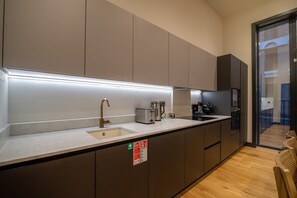 Réfrigérateur, micro-ondes, four, plaque de cuisson