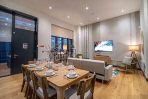 Unclassified image, 5 of 25, button