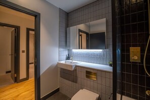 Regadera, secadora de cabello, toallas, shampoo 