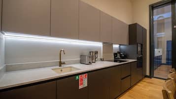 Refrigerador, microondas, horno, placa de cocina